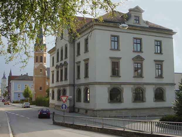 Der renovierte Altbau des Amtsgerichtes. Dahinter die Evangelische Kirche. Im Hintergrund der Turm des Alten Rathauses.