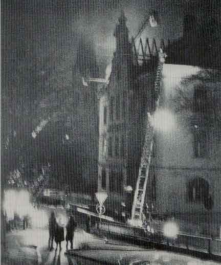 Nachtaufnahme des brennenden Amtsgerichtsgebäudes 